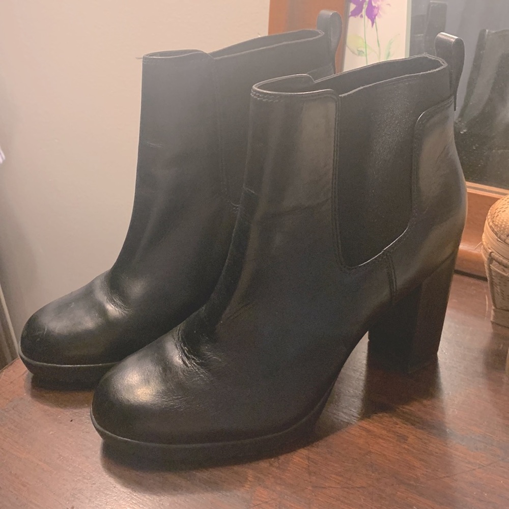 Super HOT🔥! And comfy! Clarks stacked heel Chelsea boot sz 7.5